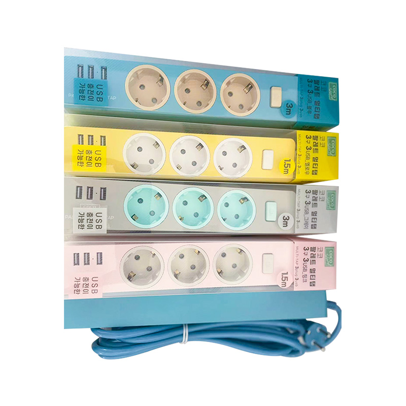 Fargerike 3 uttak KC standardkontakt med 3 USB -porter og 1 hovedbryter